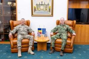 Gheorghiţă Vlad (stânga), Şeful Statului Major al Apărării şi generalul-locotenent Michiel van der Laan, directorul general al Statului MajorMilitar al Uniunii Europene şi al Capacităţii Militare de Planificare şi Conducere, care se află în vizită oficială în ţara noastră. (Sursa foto:facebook / Şeful Statului Major al Apărării)